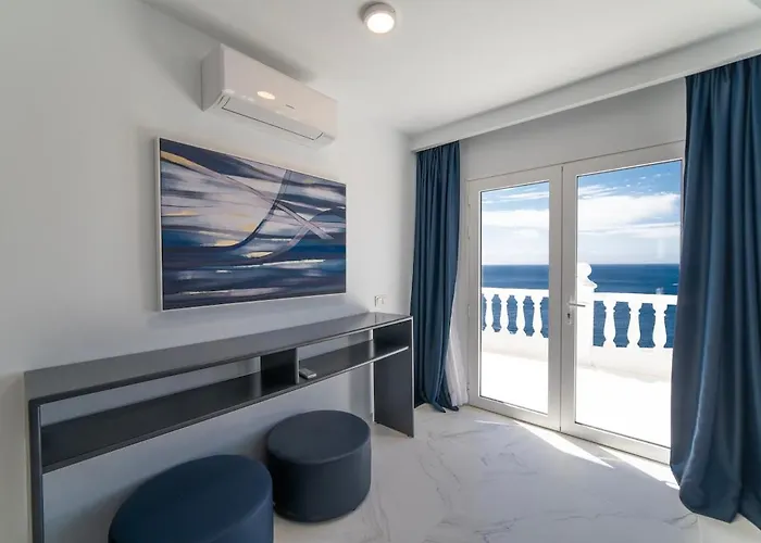 Casa Leon, Exceptional 6 Bed Puerto del Carmen (Lanzarote)