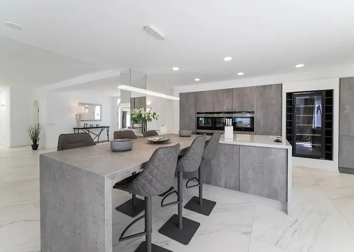 Casa Leon, Exceptional 6 Bed * Puerto del Carmen (Lanzarote)